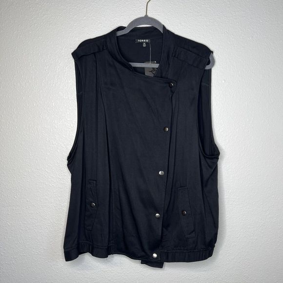 NEW Torrid Woman’s Black Drape Front Sleeveless Rayon Vest Size 3 - Picture 2 of 4